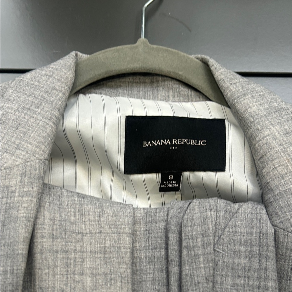 Banana Republic Suit size 8 gray